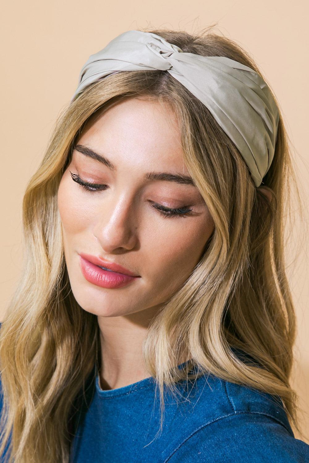 SHE'S BREEZING HEADBAND.