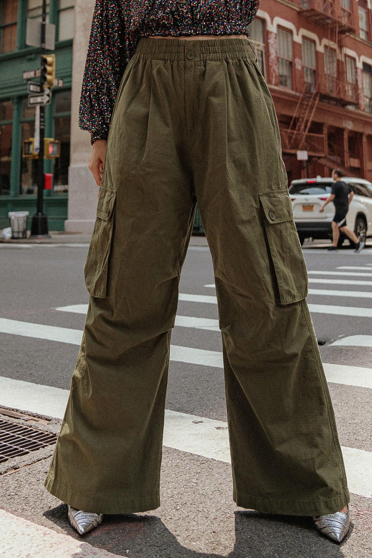 INCREDIBLE MOMENTS WOVEN CARGO PANTS.