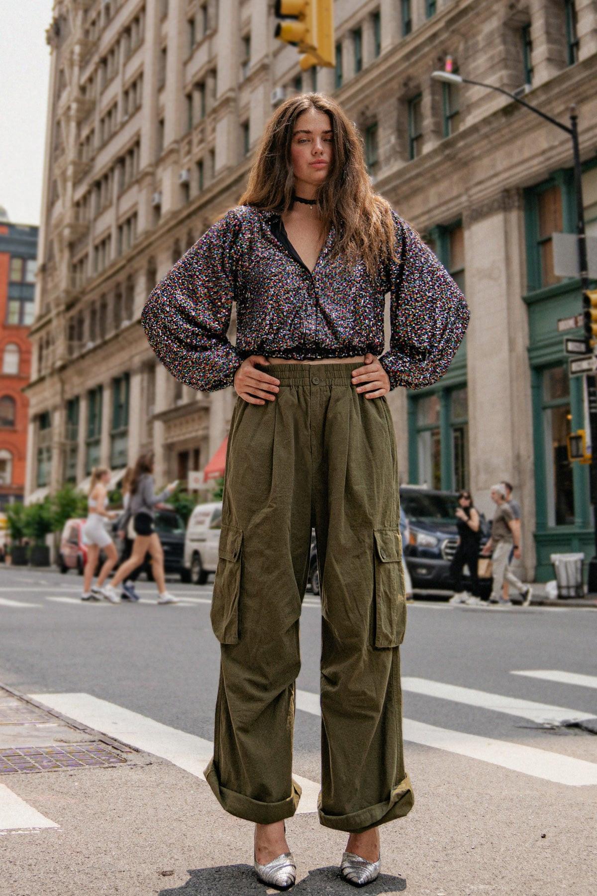 INCREDIBLE MOMENTS WOVEN CARGO PANTS.