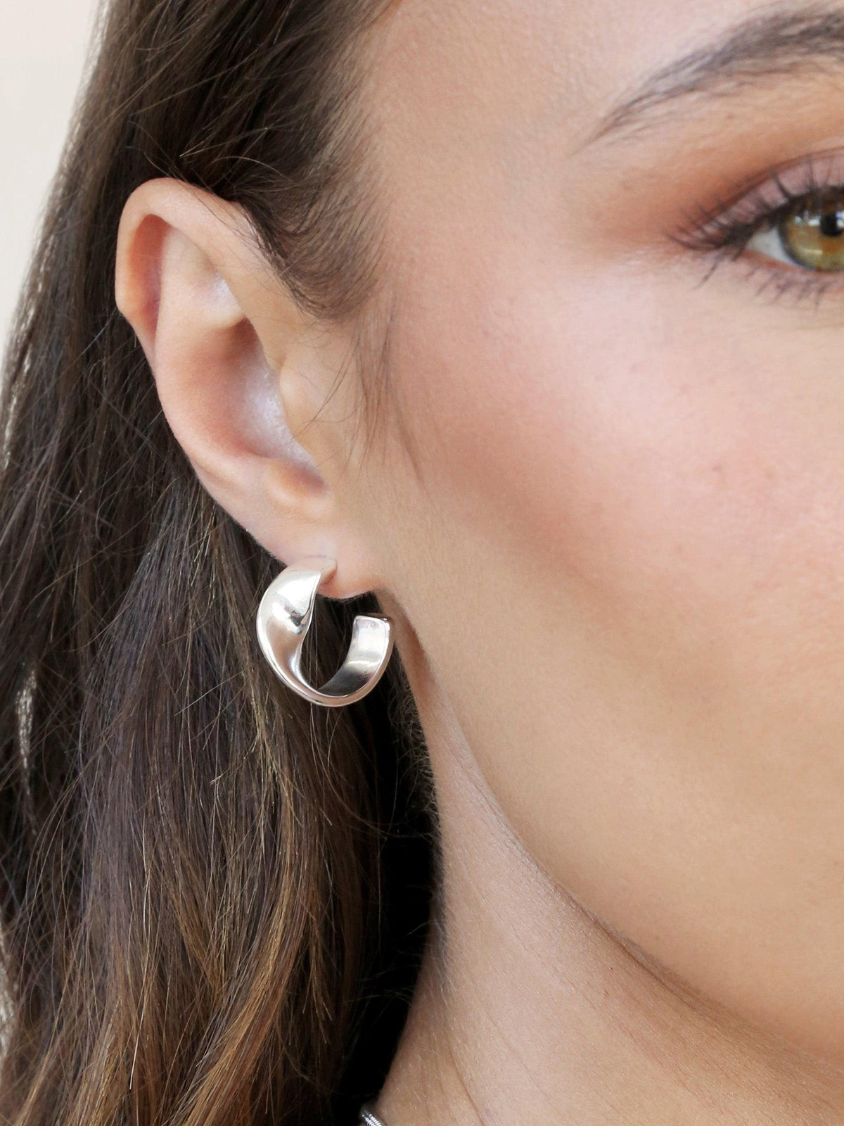 Heirloom Twist Small Hoops - Flying Tomato - Earrings - Ettika