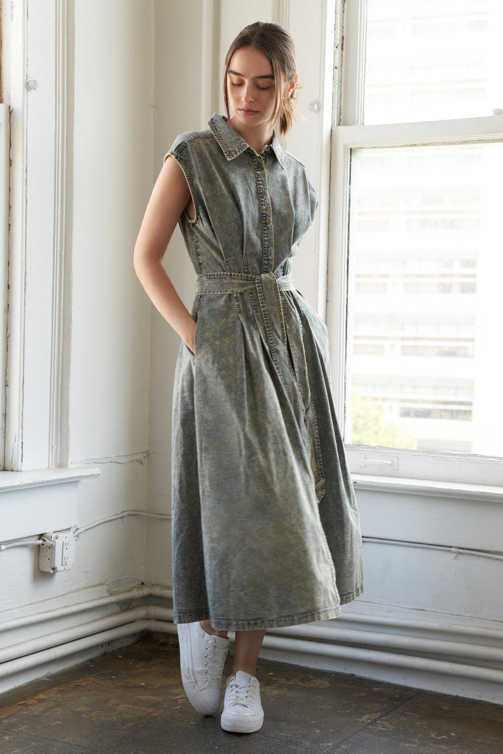 SUNSHINE SQUEEZE DENIM MIDI DRESS.