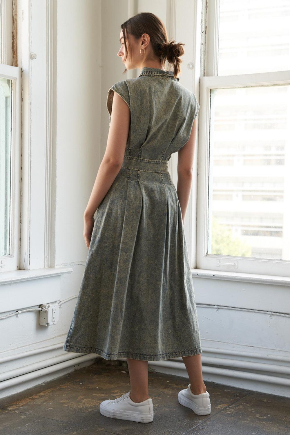 SUNSHINE SQUEEZE DENIM MIDI DRESS.