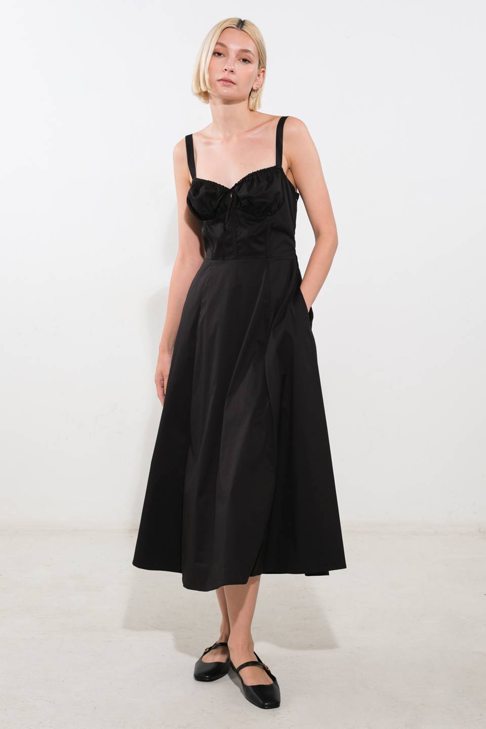 A solid woven midi dress featuring sweetheart neckline, bustier top with front tie, full skirt, lace up back and side zipper closure
Details:
Self : 65% Cotton 32% Nylon 3% Spandex
Size & Fit
- Model is 5`8" And Wearing Size Small
- Measurements Taken From Size Small
- Approx. Length: 49"