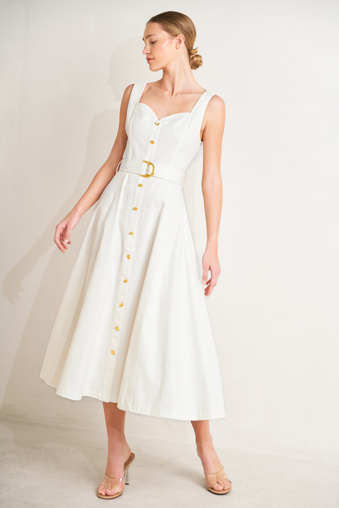 A solid woven midi dress featuring sweetheart neckline, sleeveless, front button down, self belt and circle skirt
Details:
Self : 97% Cotton 3% Spandex
Size & Fit
- Model is 5`8" And Wearing Size Small
- Measurements Taken From Size Small
- Approx. Length: 49"