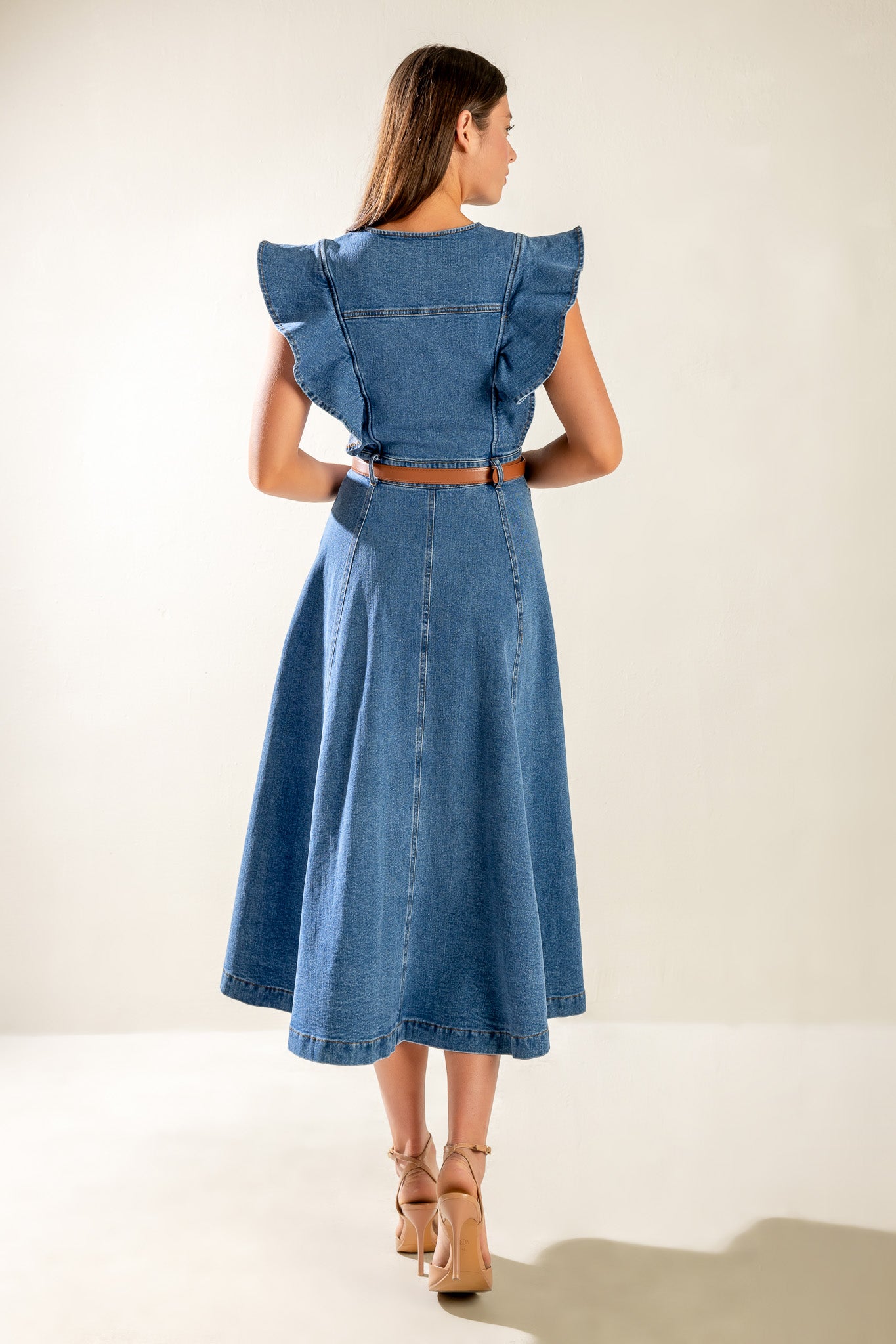 A washed blue denim midi dress featuring round neckline, short ruffled sleeve, front button/zipper closure, side pockets and full skirt.
Self : 99% Cotton 1% Spandex
Size & Fit
- Model is 5`8" And Wearing Size Small
- Measurements Taken From Size Small
- Approx. Length: 50"
