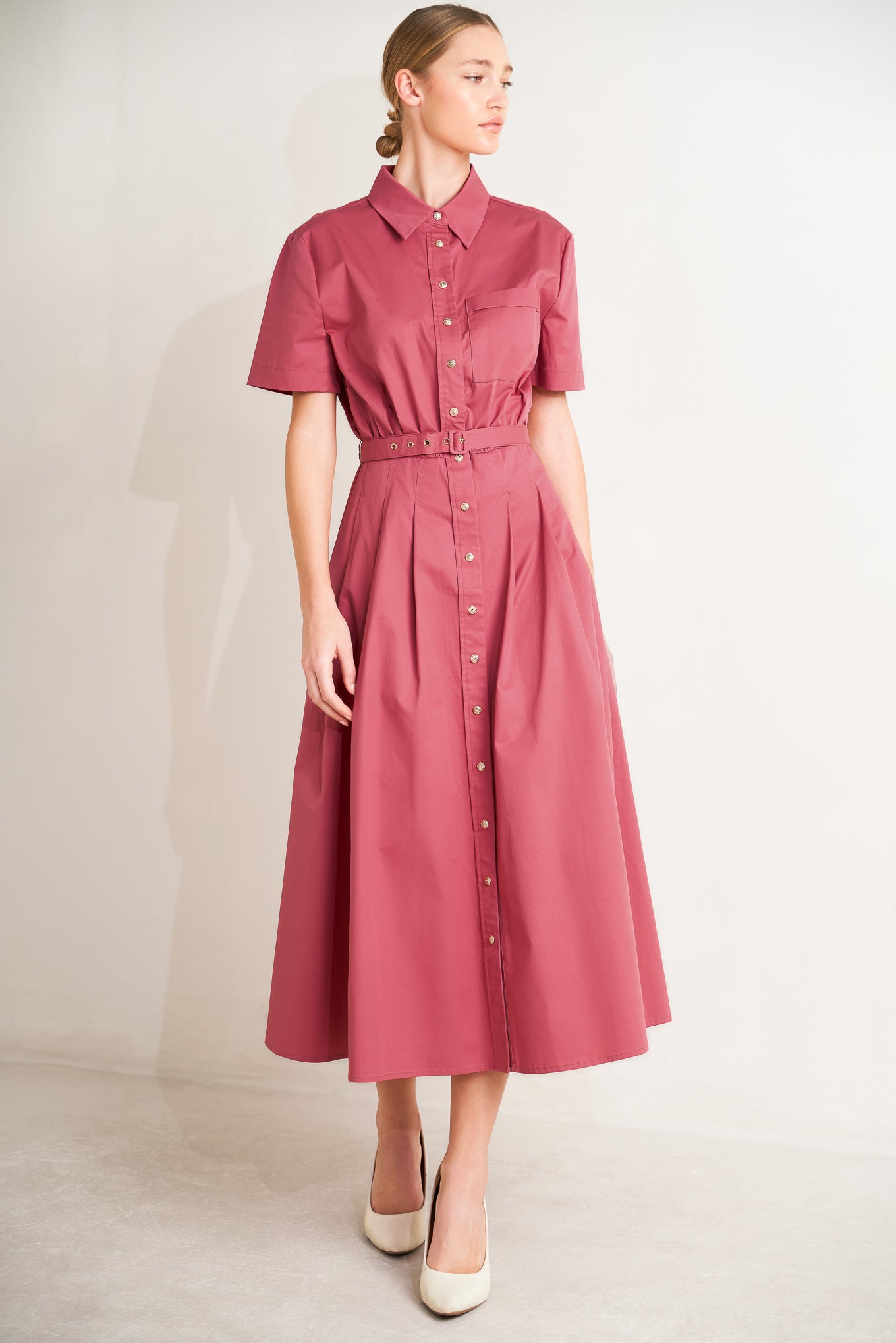 Woman wearing a berry pink dress with a belt on a plain background | FREEMARKET | Flying Tomato