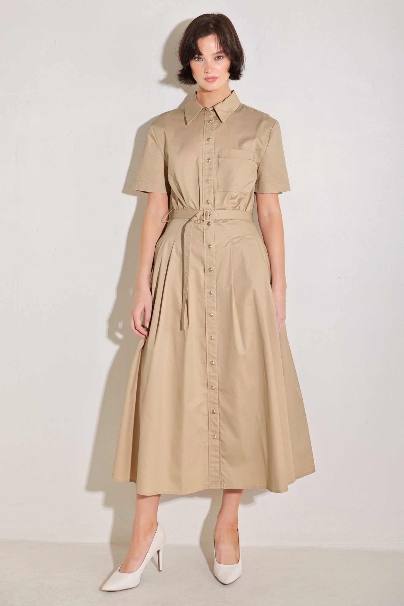 Woman wearing a beige dress with a belt on a plain background | FREEMARKET | Flying Tomato