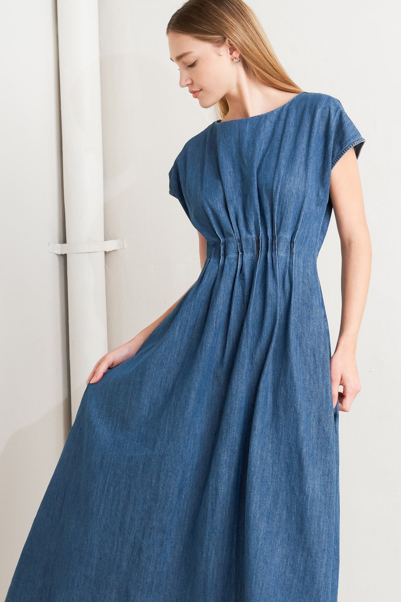 A washed denim midi dress featuring round neckline, short sleeve, pleated corset waist, full skirt and back zipper closure
Details:
Self : 80% Cotton 20% Polyester
Size & Fit
- Model is 5`8" And Wearing Size Small
- Measurements Taken From Size Small
- Approx. Length: 50" FLYING TOMATO