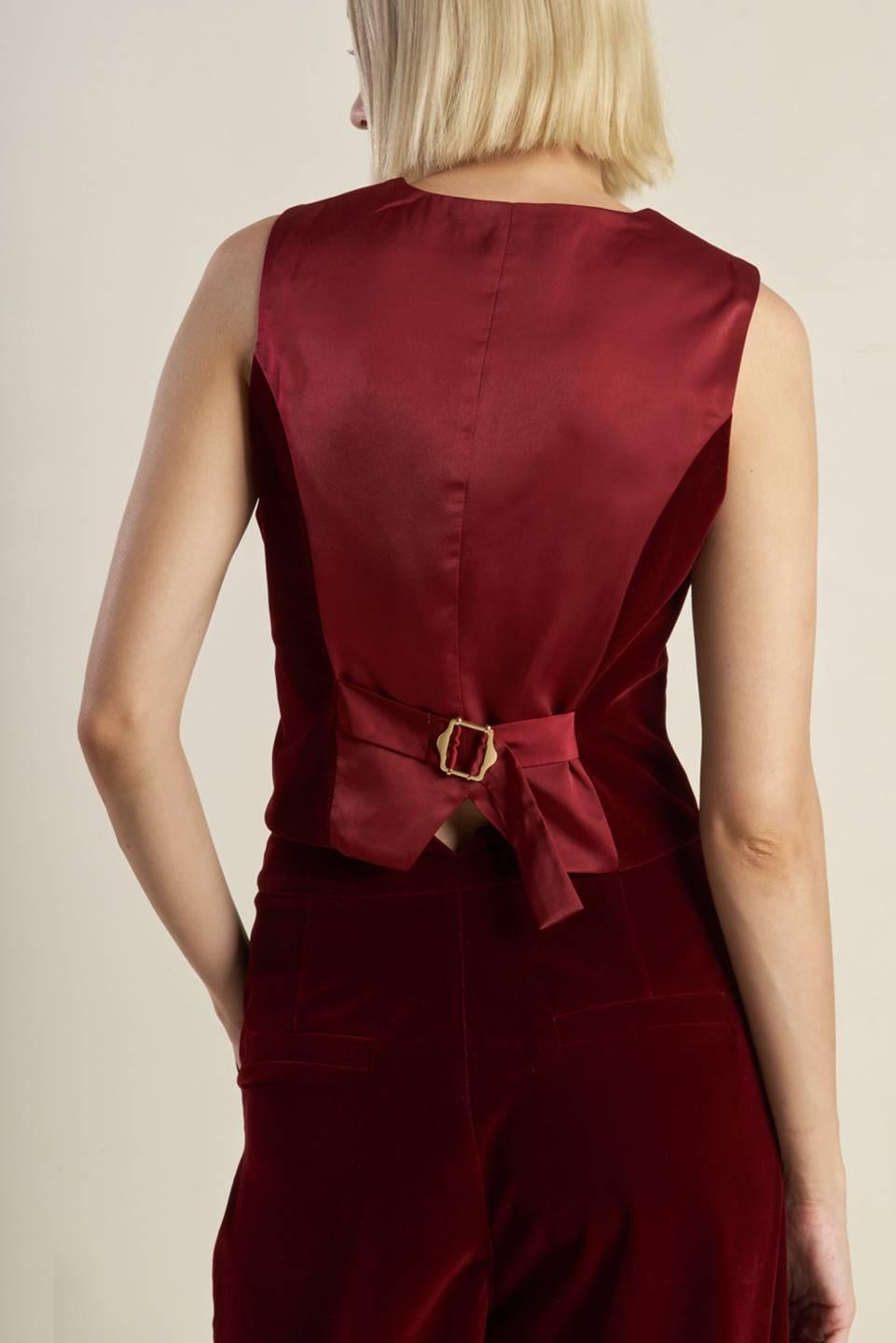COY CHARM VELVET VEST.