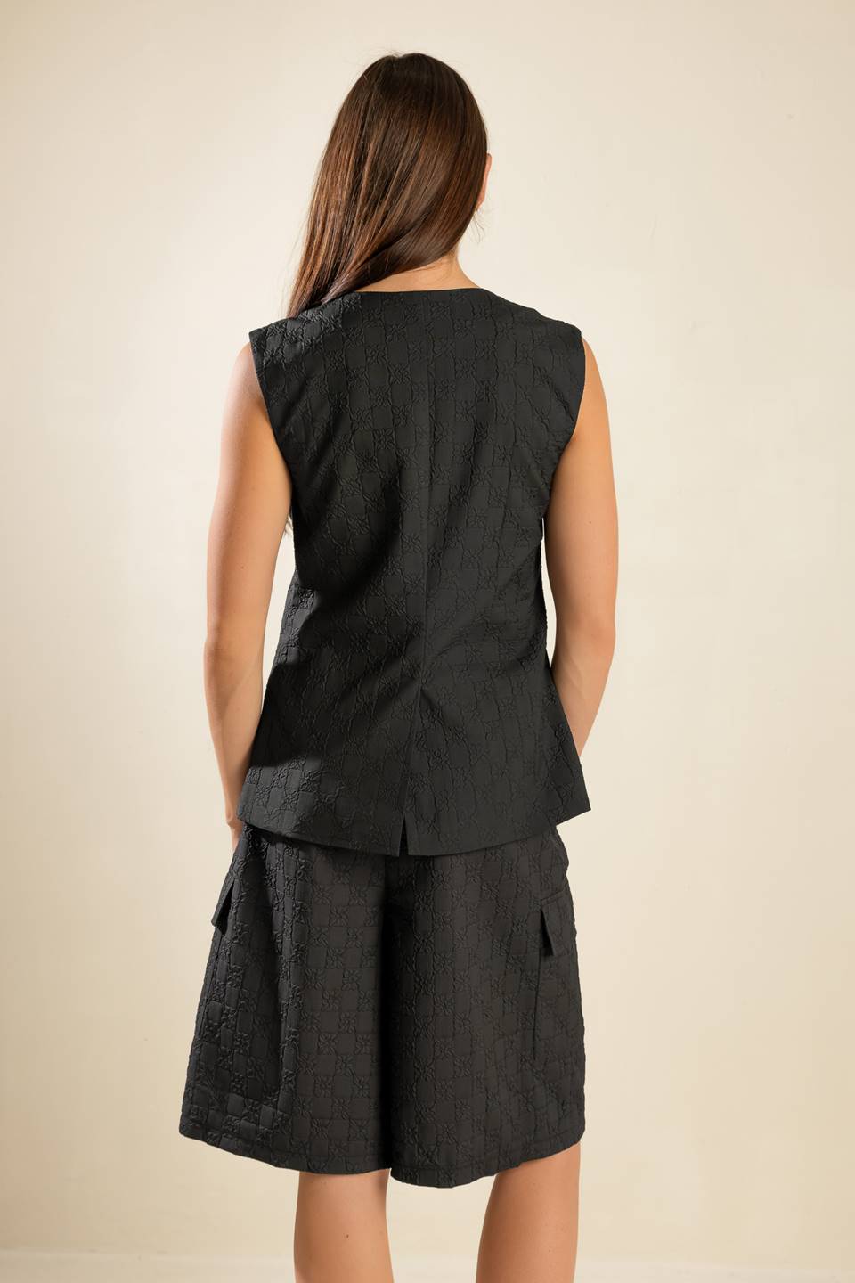 A textured woven vest featuring a round neckline, sleeveless, and button down. Matching shorts EASY MY MIND WOVEN BERMUDA SHORTS
Details:
Self : 100% Polyester
Lining: 100% Polyester
Size & Fit
- Model is 5`8" And Wearing Size Small
- Measurements Taken From Size Small
- Approx. Length: 26"