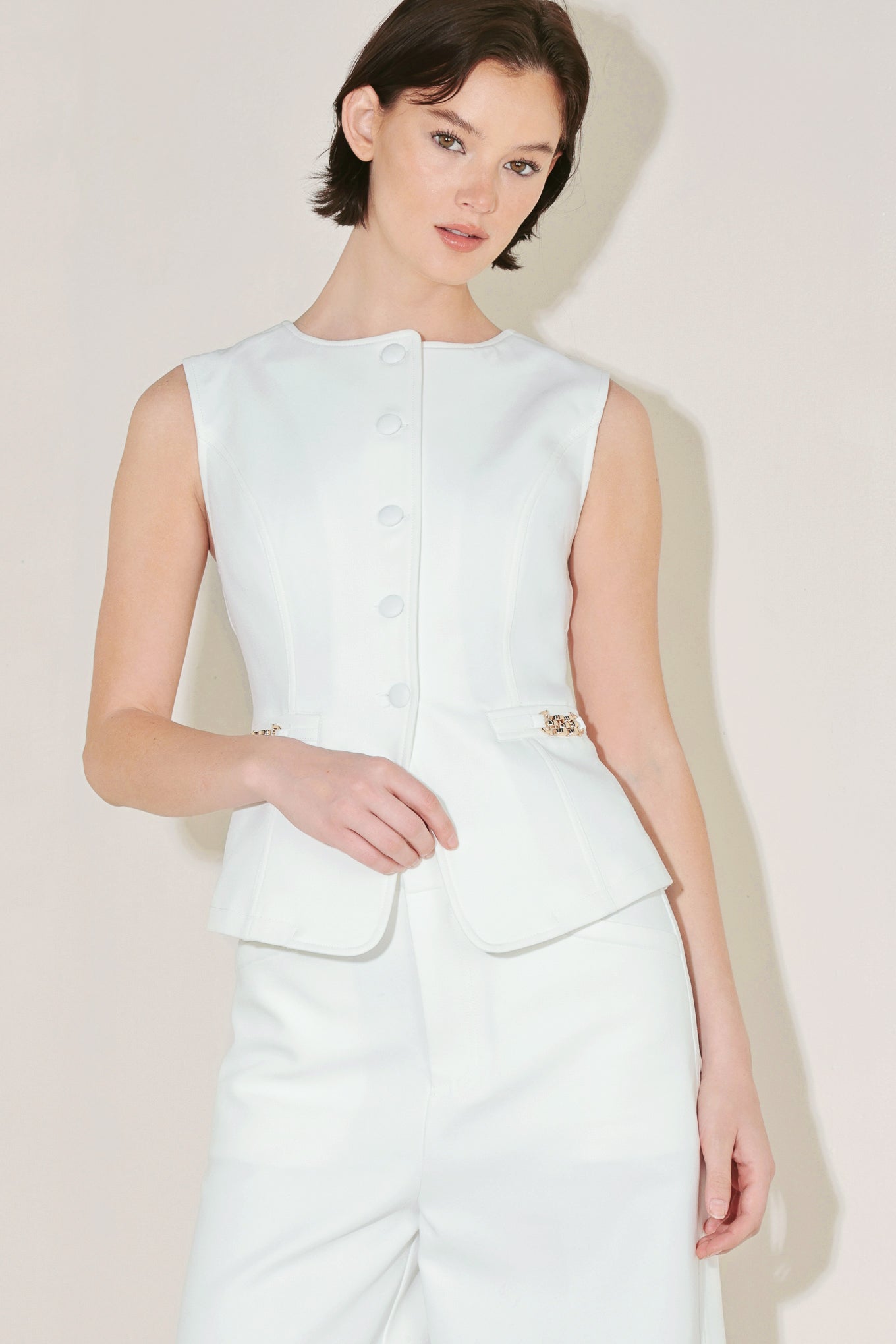 A solid woven vest with round neckline, sleeveless, front button down and side hardware detail. Matching pants FP1690T-A
Details:
Self : 92% Polyester 8% Spandex
Lining : 100% Polyester
Size & Fit
- Model is 5`8" And Wearing Size Small
- Measurements Taken From Size Small
- Approx. Length: 20"