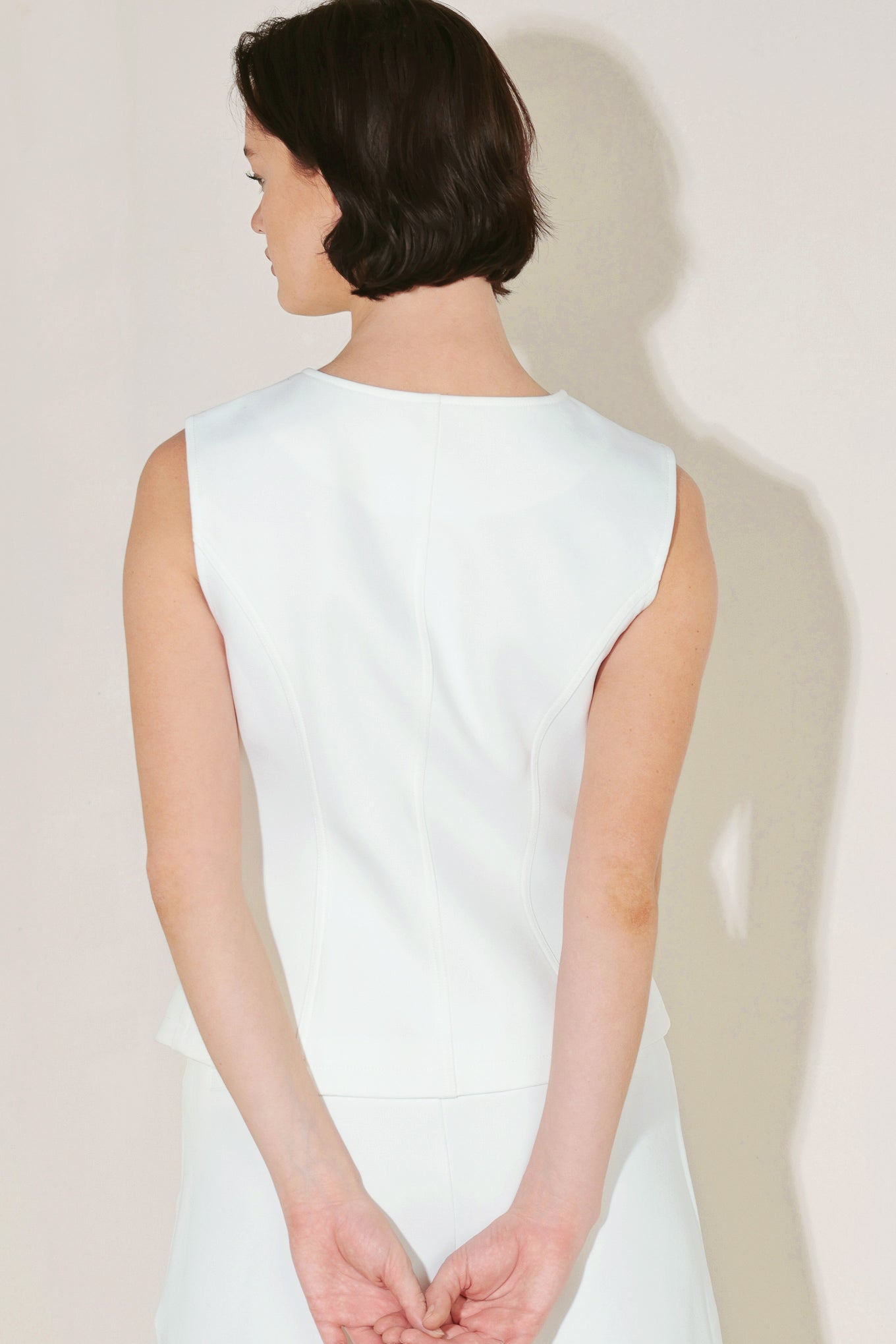 A solid woven vest with round neckline, sleeveless, front button down and side hardware detail. Matching pants FP1690T-A
Details:
Self : 92% Polyester 8% Spandex
Lining : 100% Polyester
Size & Fit
- Model is 5`8" And Wearing Size Small
- Measurements Taken From Size Small
- Approx. Length: 20"