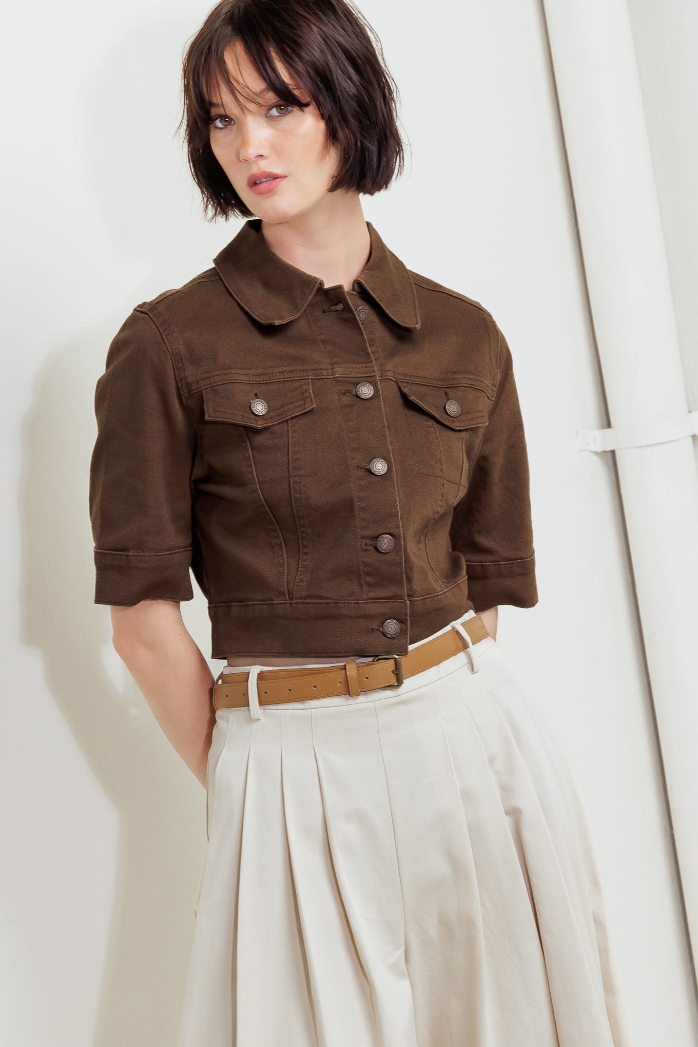 Woman wearing a BROWN short sleeve twill jacket with front button closure | FREEMARKET
