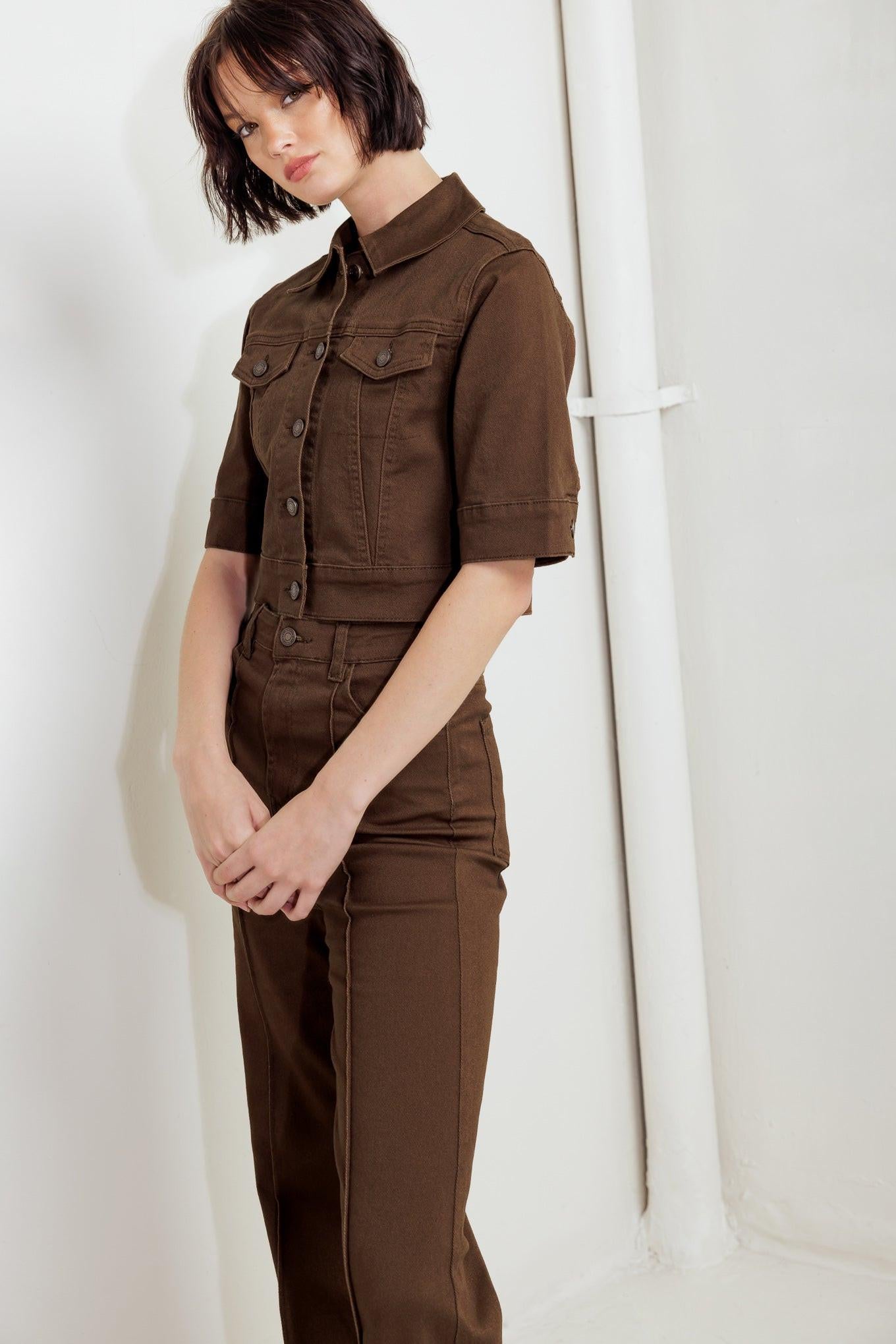 EFFORTLESS EDGE BROWN TWILL JACKET.