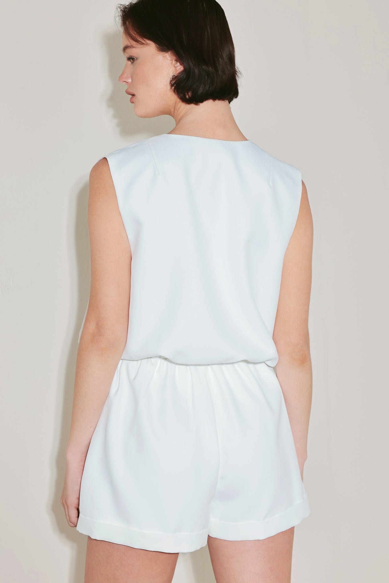 A solid woven top featuring surplice neckline, inner button, drawing string with side tie. Matching short FP1915J
Details:
Self : 100% Polyester
Lining : 100% Polyester
Size & Fit
- Model is 5`8" And Wearing Size Small
- Measurements Taken From Size Small
- Approx. Length: 22"