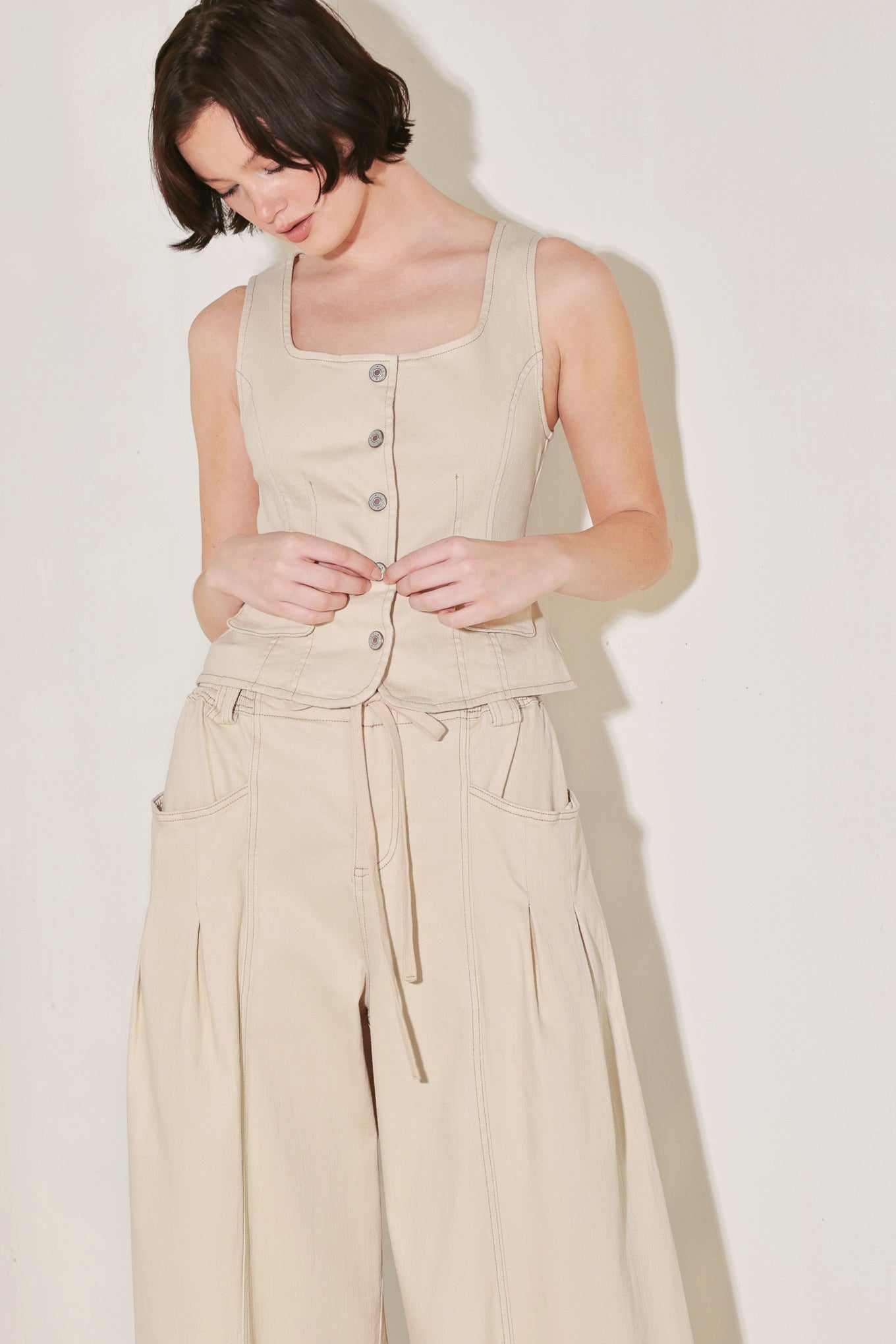 A solid woven vest featuring U neckline, sleeveless and front button down. Matching pant FP2039
Details:
Self : 97% Cotton 3% Spandex
Size & Fit
- Model is 5`8" And Wearing Size Small
- Measurements Taken From Size Small
- Approx. Length: 20"