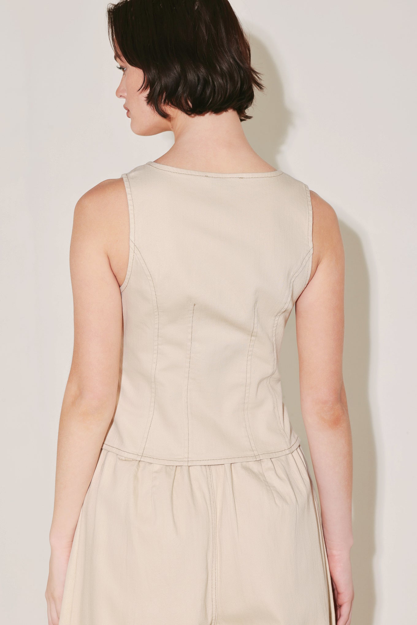 A solid woven vest featuring U neckline, sleeveless and front button down. Matching pant FP2039
Details:
Self : 97% Cotton 3% Spandex
Size & Fit
- Model is 5`8" And Wearing Size Small
- Measurements Taken From Size Small
- Approx. Length: 20"