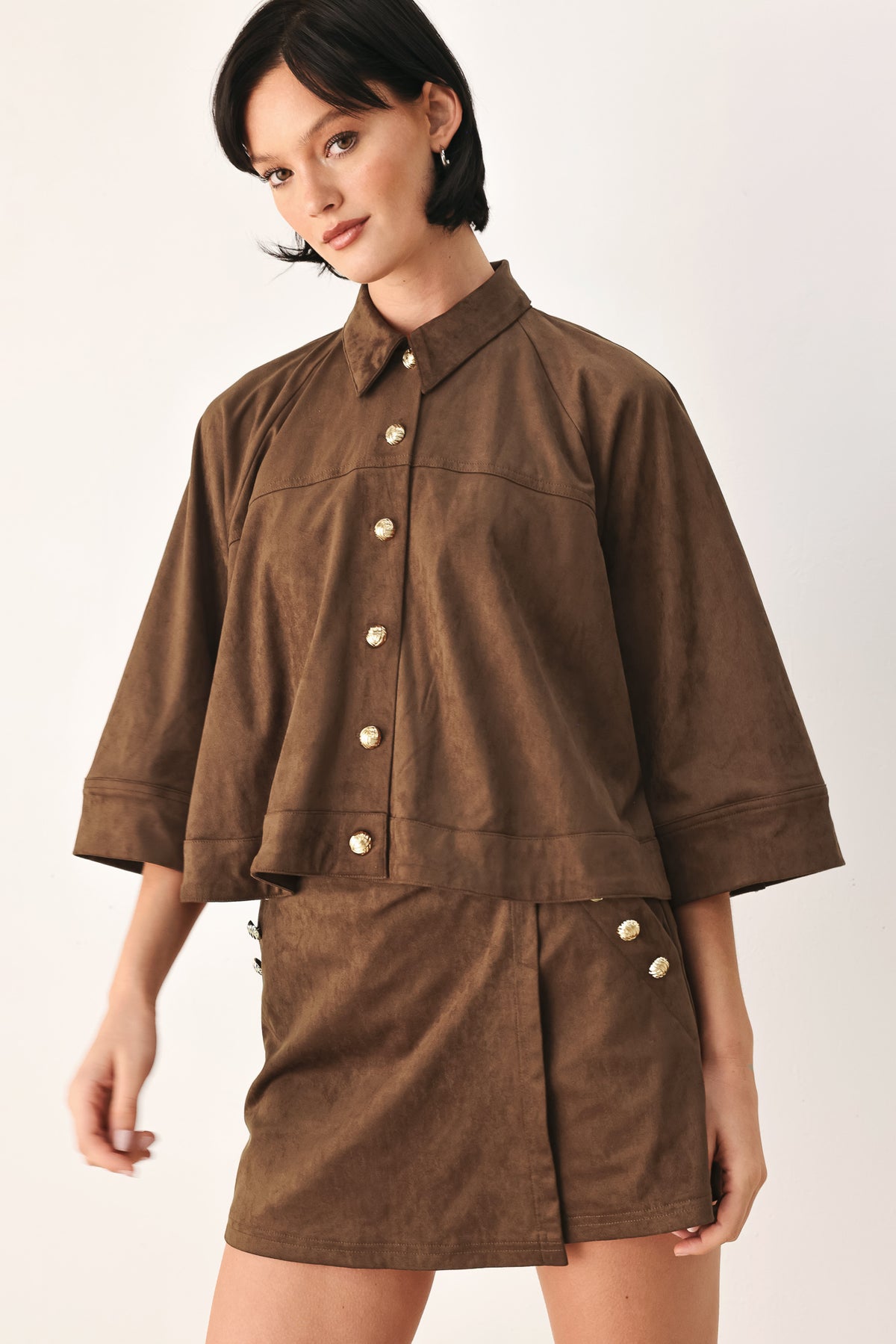 A model wearing a brown corduroy short-sleeve button-up shirt | FREEMARKET