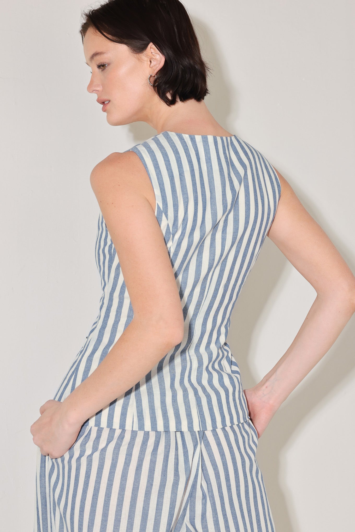 A striped woven vest with front closure and sleeveless. Matching pants FP2199T
Details:
Self : 100% Cotton
Size & Fit
- Model is 5`8" And Wearing Size Small
- Measurements Taken From Size Small
- Approx. Length: 23"