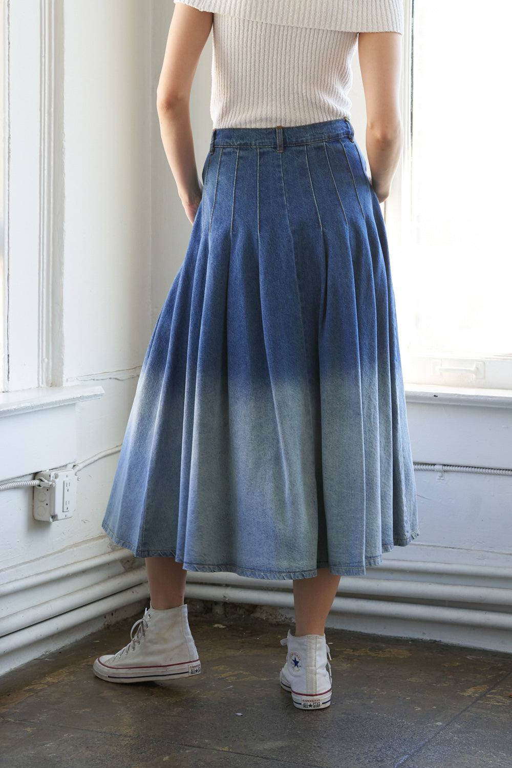 A dip dyed denim full midi skirt featuring front closure and side pocket
Details:
Self : 100% Cotton
Size & Fit
- Model is 5`9" And Wearing Size Small
- Measurements Taken From Size Small
- Approx. Length: 33"
