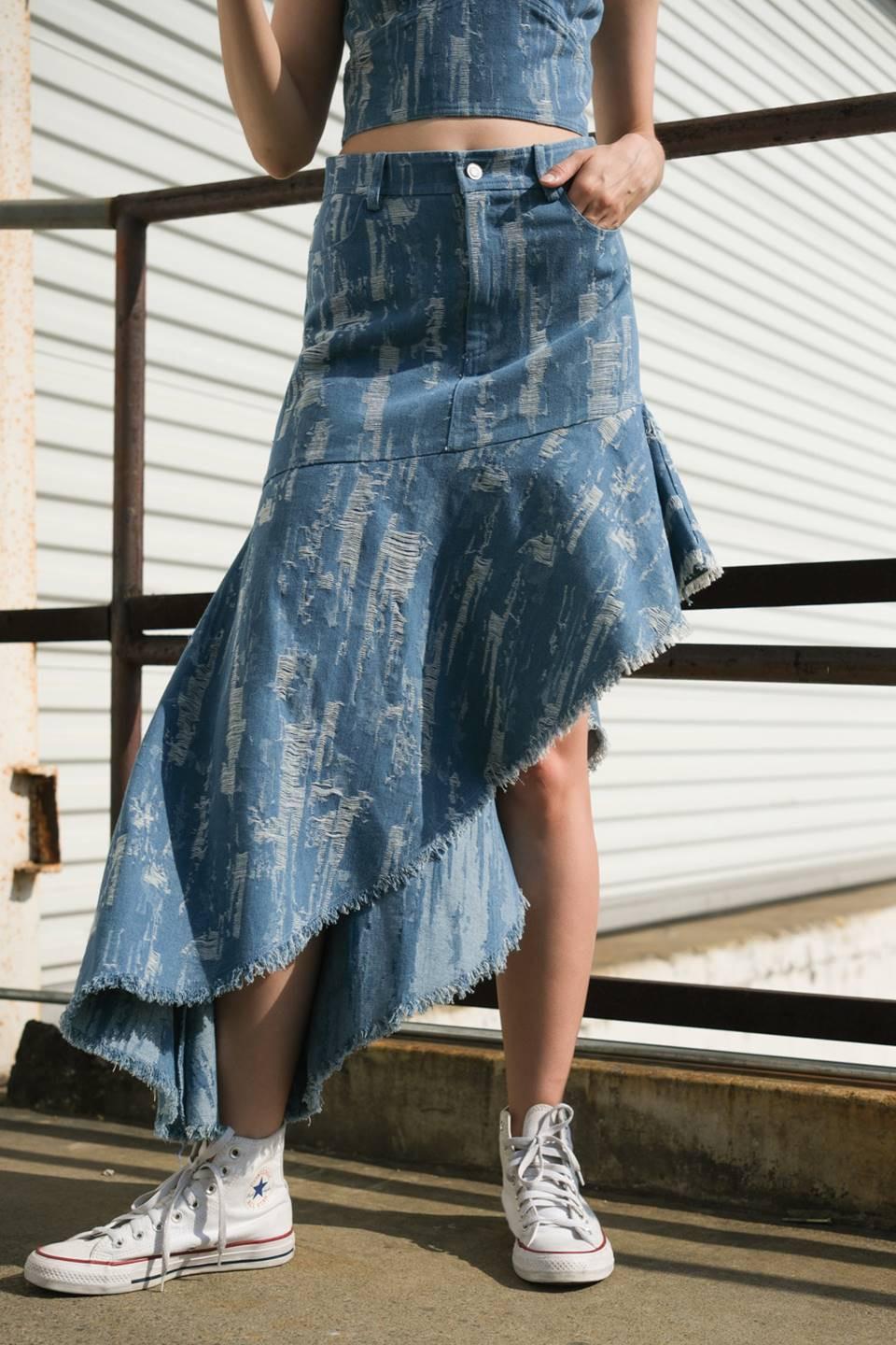 BREEZY ADORATION DENIM SKIRT.