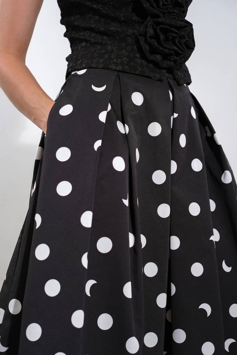 A printed woven skirt with side zipper closure
Details:
Self : 100% Polyester
Size & Fit
- Model is 5`9" And Wearing Size Small
- Measurements Taken From Size Small
- Approx length: 32"