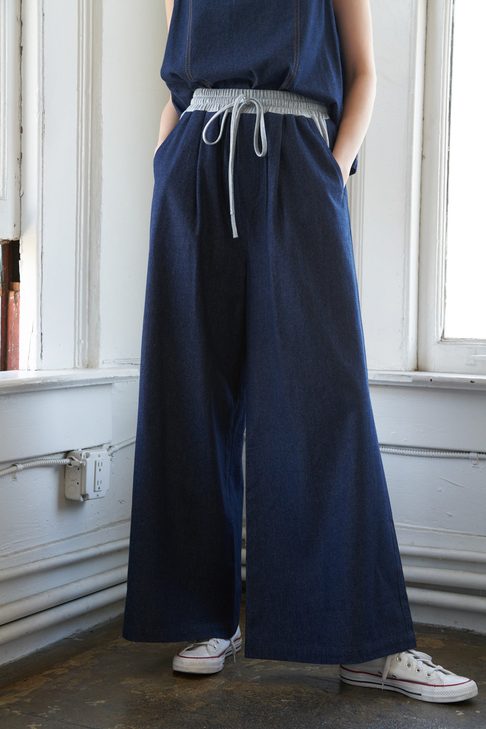 An acid washed twill pant featuring front closure, pleats, tapered leg and pockets. Matching top FT1093
Details:
Self : 100% Cotton
Size & Fit
- Model is 5`9" And Wearing Size Small
- Measurements Taken From Size Small
- Approx. Length: 41"