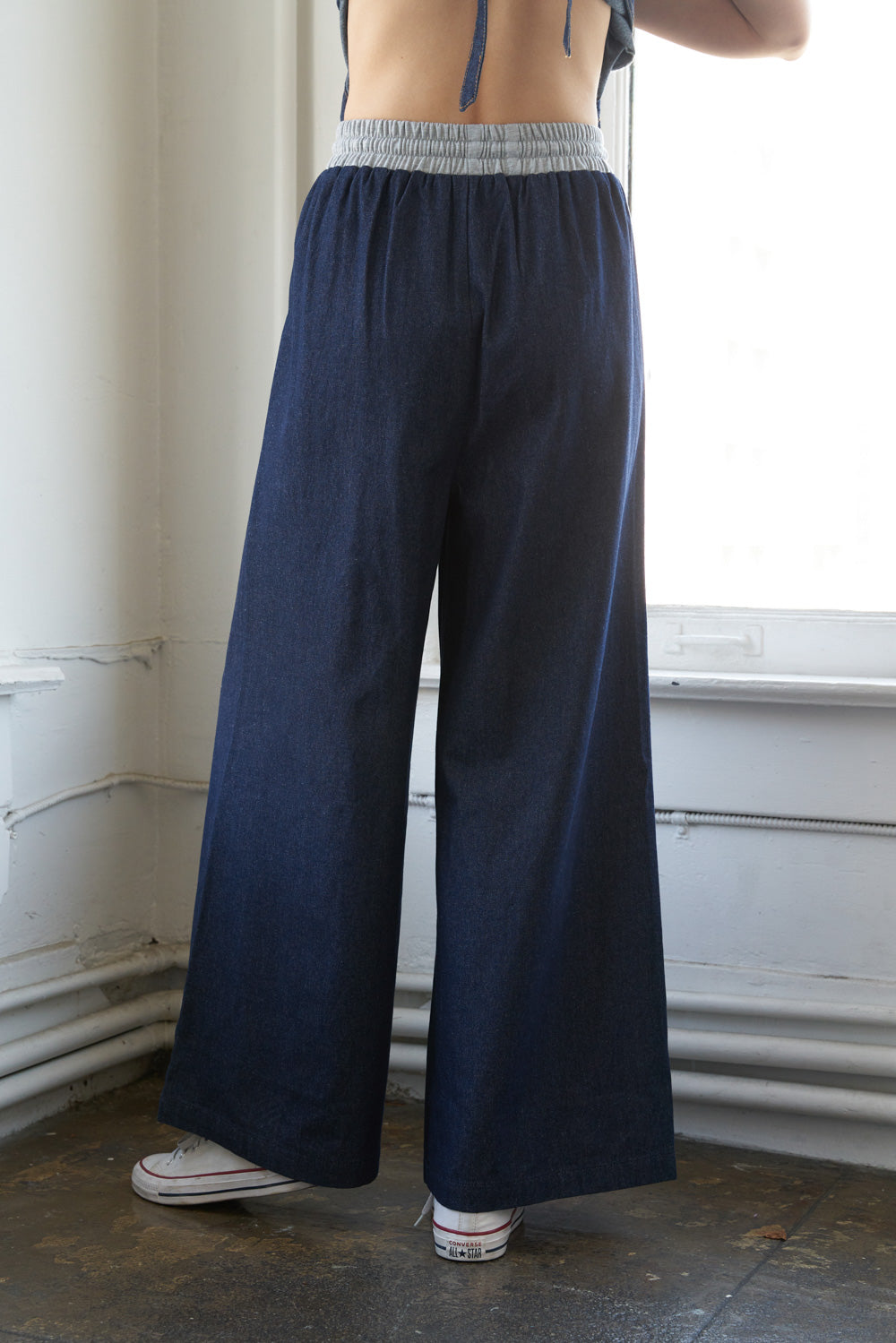 An acid washed twill pant featuring front closure, pleats, tapered leg and pockets. Matching top FT1093
Details:
Self : 100% Cotton
Size & Fit
- Model is 5`9" And Wearing Size Small
- Measurements Taken From Size Small
- Approx. Length: 41"
