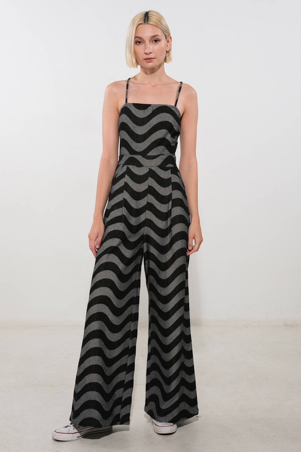 A textured denim jumpsuit featuring straight neckline, front pleat, side pocket, bare back with straps and zipper closure
Details:
Self : 90% Cotton 10% Polyester
Size & Fit
- Model is 5`9" And Wearing Size Small
- Measurements Taken From Size Small
- Approx. Length: 60"