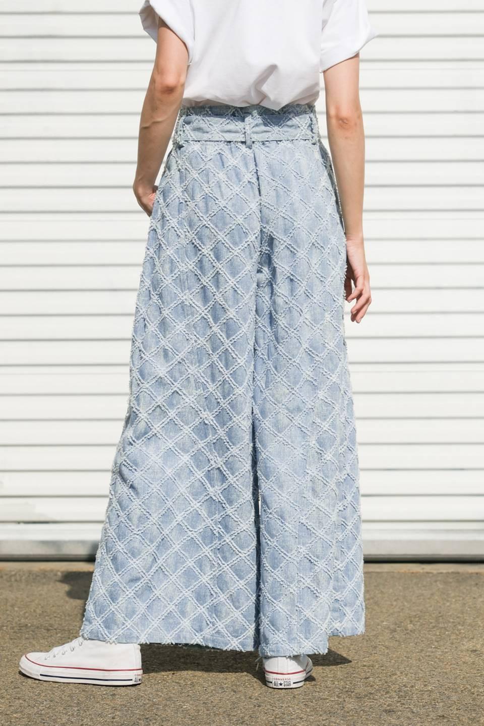 UNFOLDING CHAPTER DENIM PANTS.