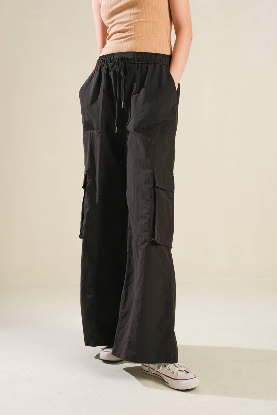 LOVIN ON ME CARGO PANTS.