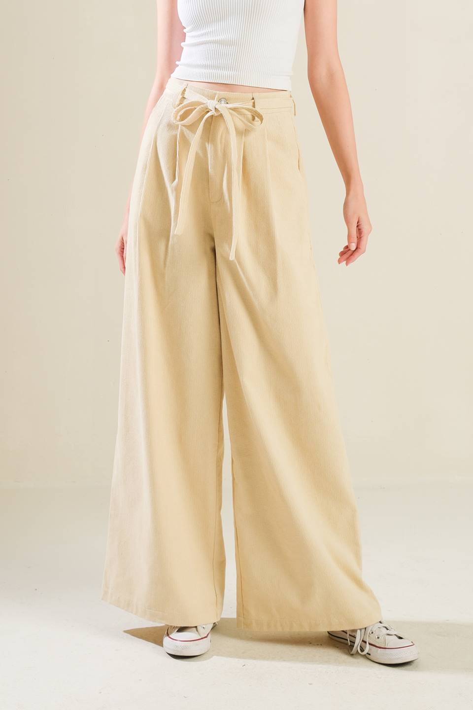 A solid woven pant featuring front closure, self sash tie, front pleat and wide leg
Details:
Self : 75% Cotton 25% Polyester
Size & Fit
- Model is 5`9" And Wearing Size Small
- Measurements Taken From Size Small
- Approx. Length: 43"