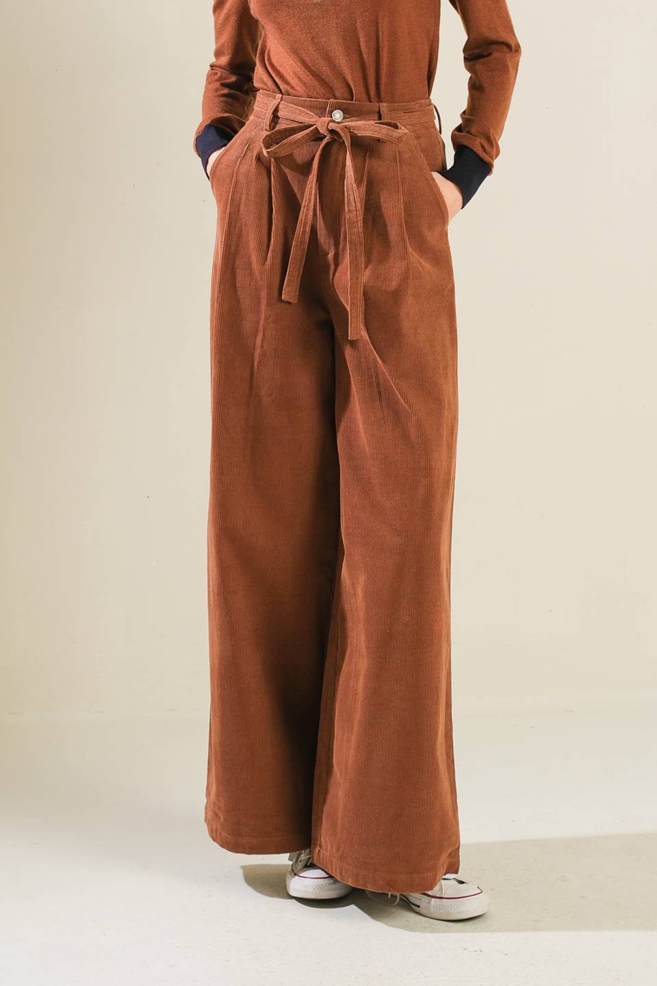 A solid woven pant featuring front closure, self sash tie, front pleat and wide leg
Details:
Self : 75% Cotton 25% Polyester
Size & Fit
- Model is 5`9" And Wearing Size Small
- Measurements Taken From Size Small
- Approx. Length: 43"