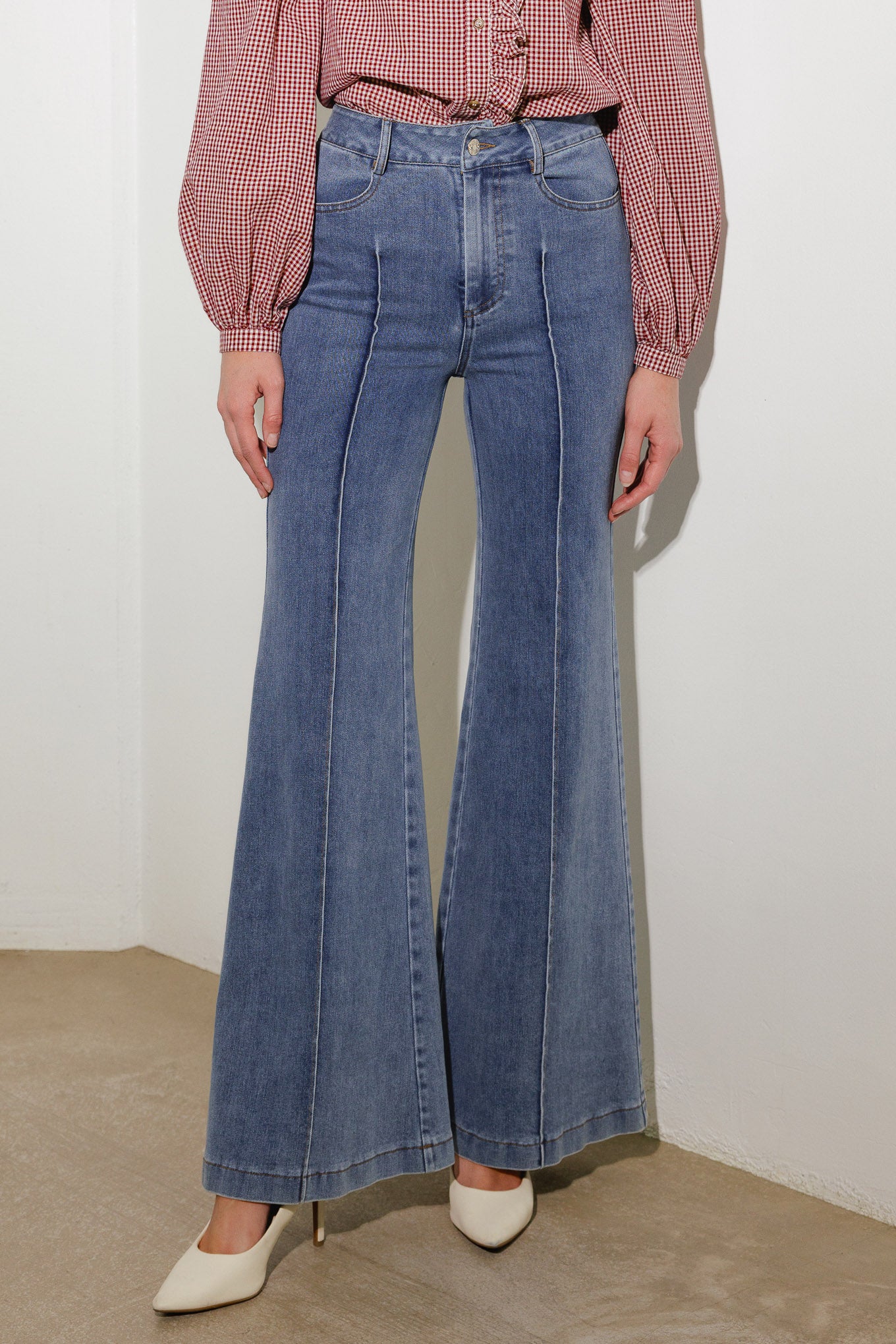 A washed stretch denim pant with pockets
Details:
Self : 70% Cotton 28% Polyester 2% Spandex
Size & Fit
- Model is 5`8" And Wearing Size Small
- Measurements Taken From Size Small
- Approx. Length: 43"