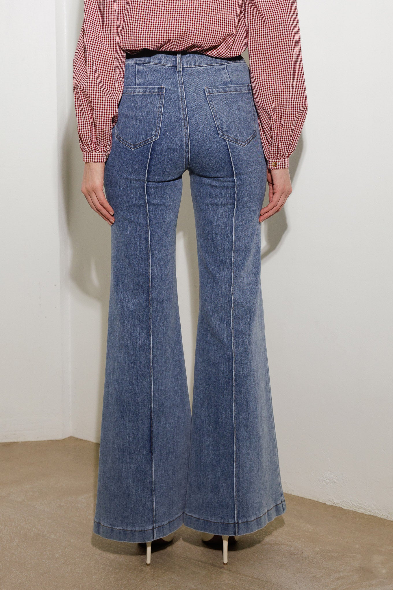 A washed stretch denim pant with pockets
Details:
Self : 70% Cotton 28% Polyester 2% Spandex
Size & Fit
- Model is 5`8" And Wearing Size Small
- Measurements Taken From Size Small
- Approx. Length: 43"