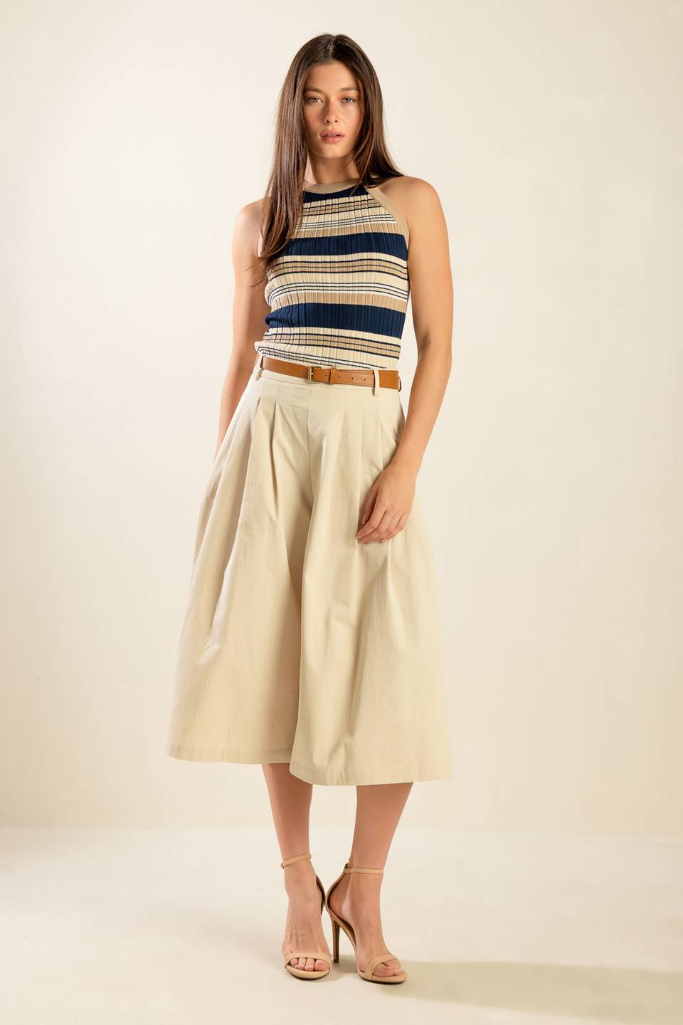 A solid woven culotte pant with front pleat, belt, and side zipper closure
Details:
Self: 100% Cotton
Size & Fit
- Model is 5`9" And Wearing Size Small
- Measurements Taken From Size Small
- Approx. Length: 33"
