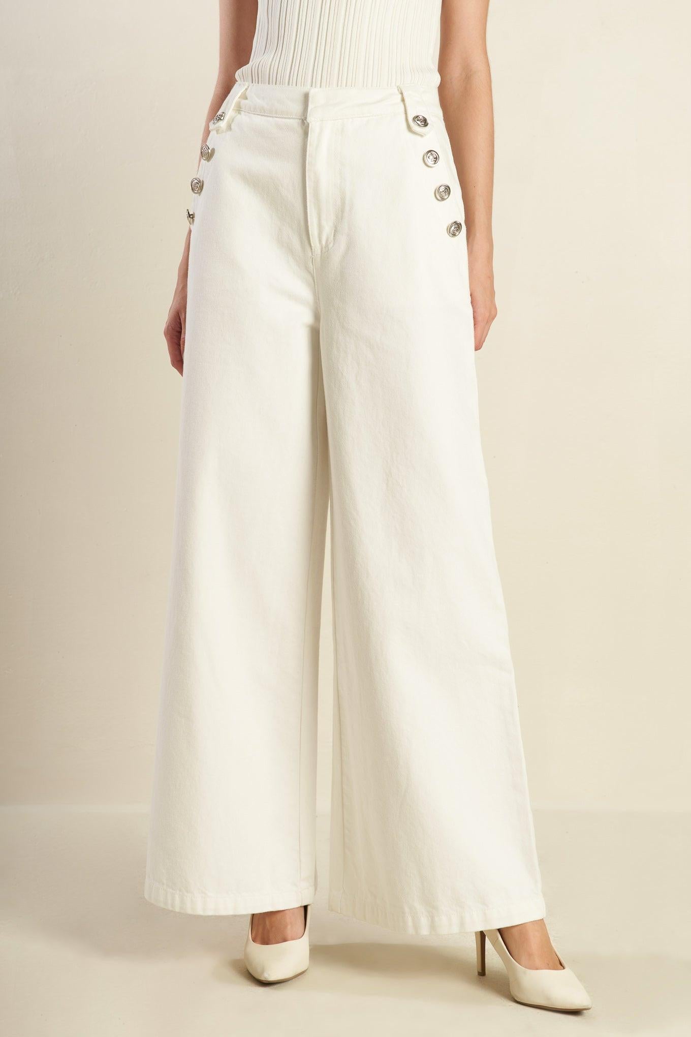 A solid woven pant featuring front closure, side pockets, and wide leg. Matching vest FJ1192
Details:
Self: 100% Cotton
Size & Fit
- Model is 5`8" And Wearing Size Small
- Measurements Taken From Size Small
- Approx. Length: 44" Flying Tomato