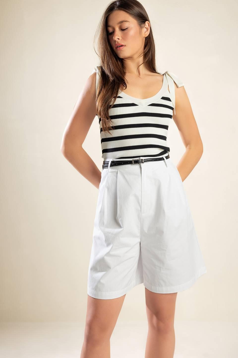 CITY STROLLS WOVEN BERMUDA SHORTS.
