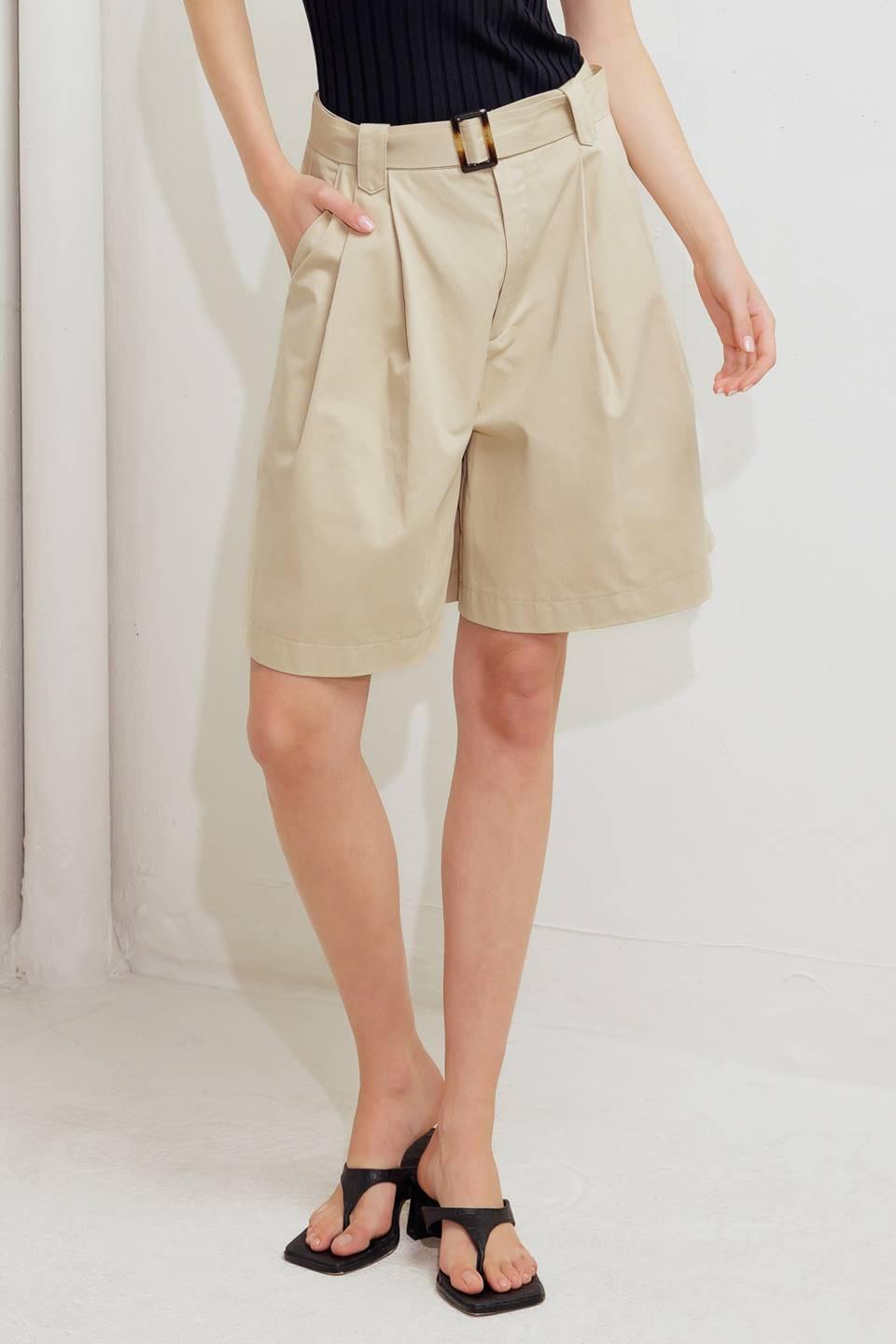 MODERN VOYAGER WOVEN BERMUDA SHORT.