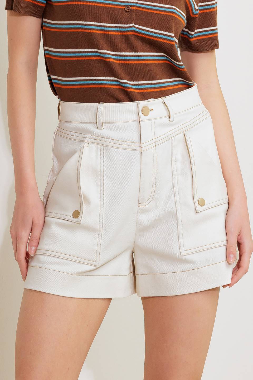 A solid woven short featuring front closure and side back pockets