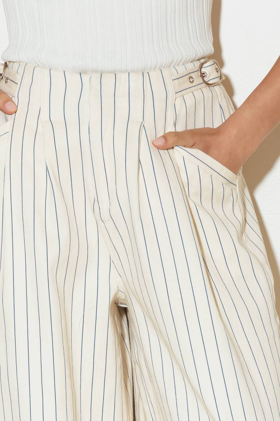 A striped woven pant featuring front closure, side pockets and wide leg.