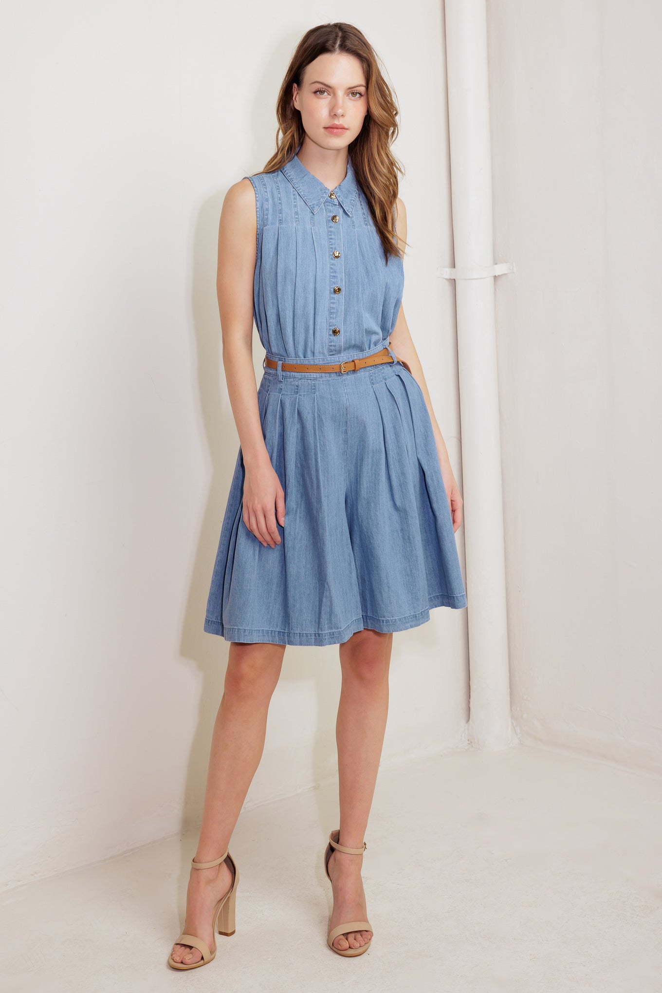 A washed chambray short featuring front pleats, belt, wide leg and side zipper closure.