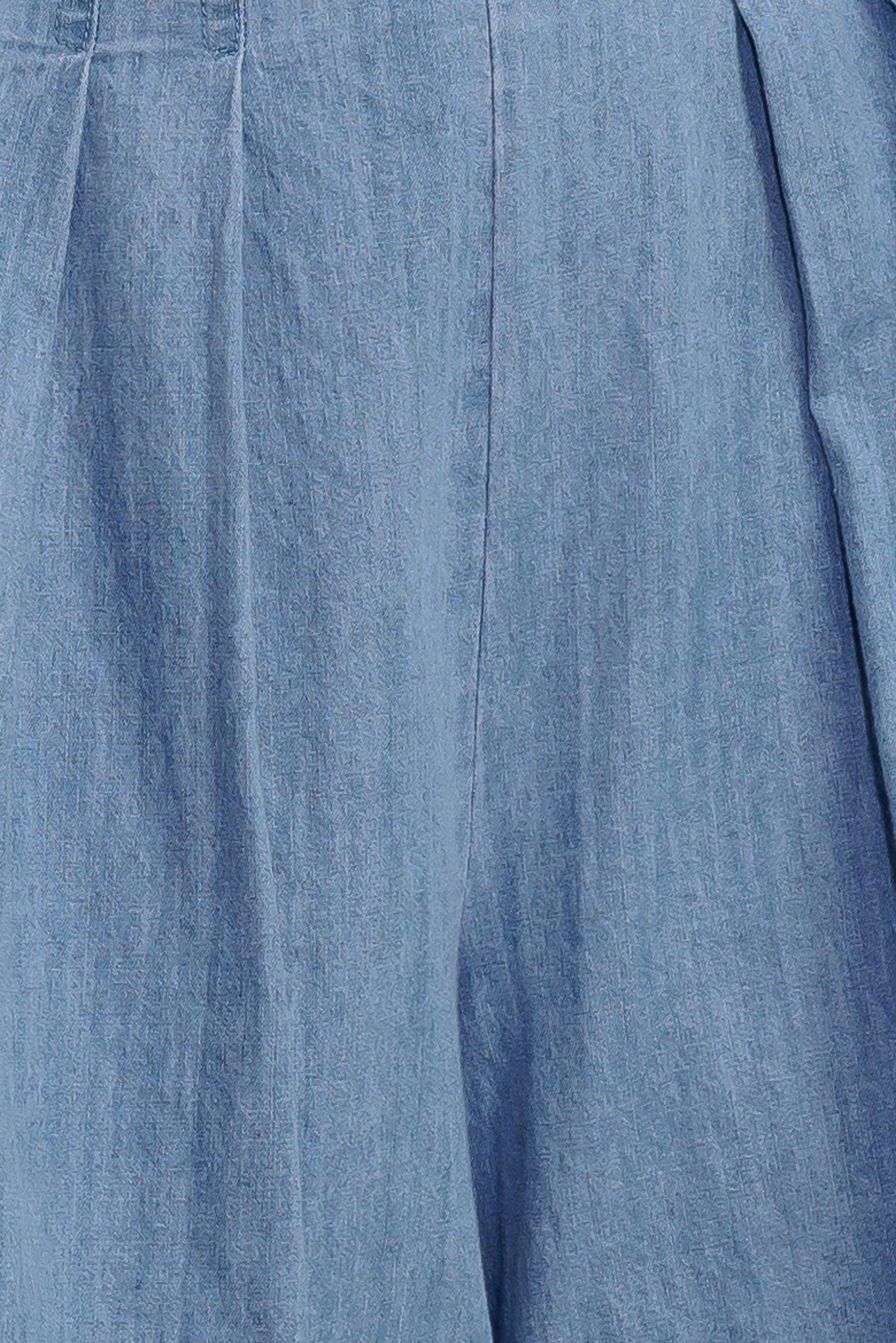 A washed chambray short featuring front pleats, belt, wide leg and side zipper closure.