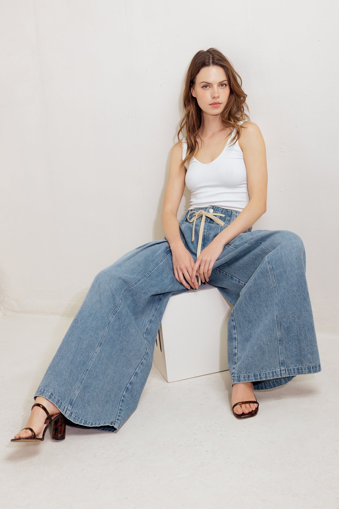 A washed denim pant featuring front closure, elasticized waist with contrasting tie, side pocket and wide leg
Details:
Self : 85% Cotton 15% Polyester
Size & Fit
- Model is 5`8" And Wearing Size Small
- Measurements Taken From Size Small
- Approx. Length: 45" Flying Tomato
