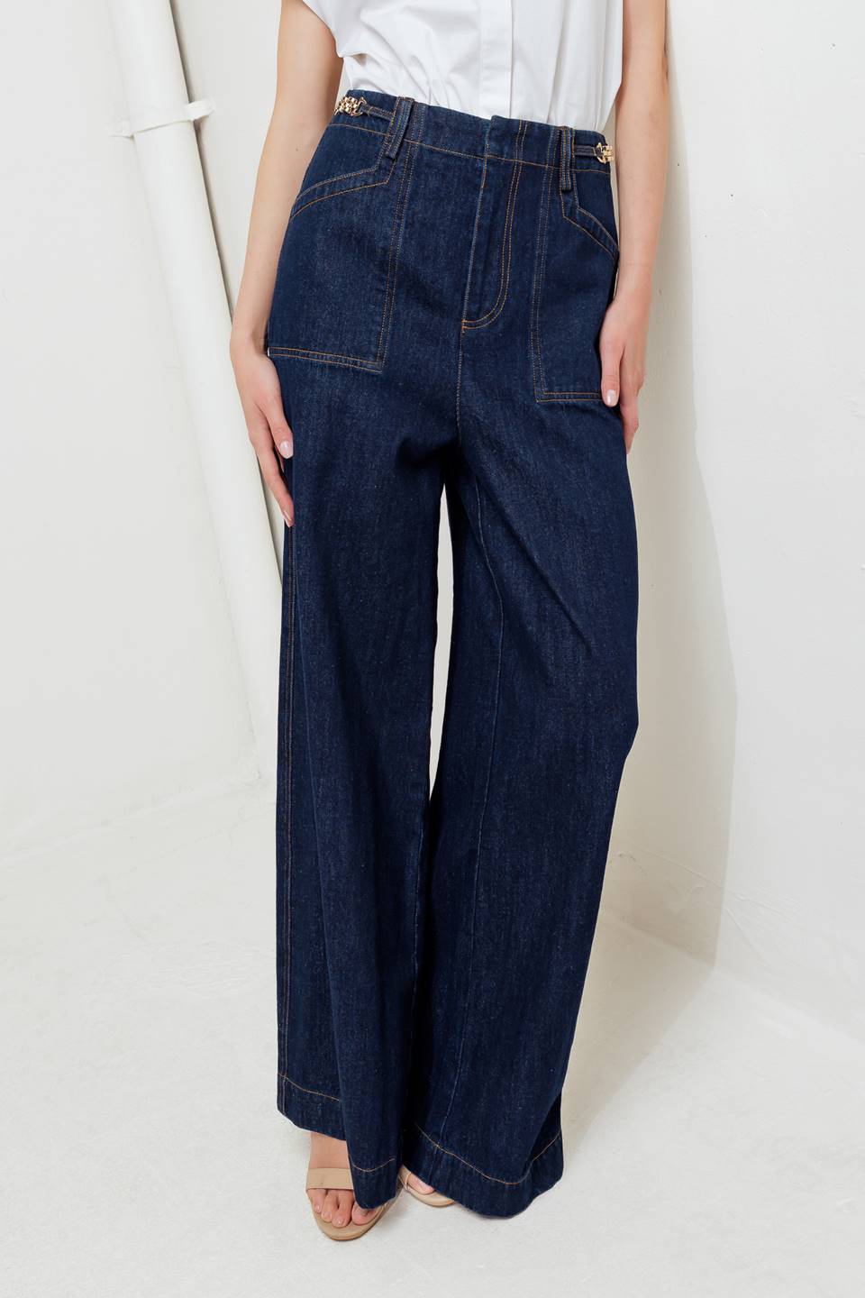 A denim pant featuring front closure, side pocket and wide leg.