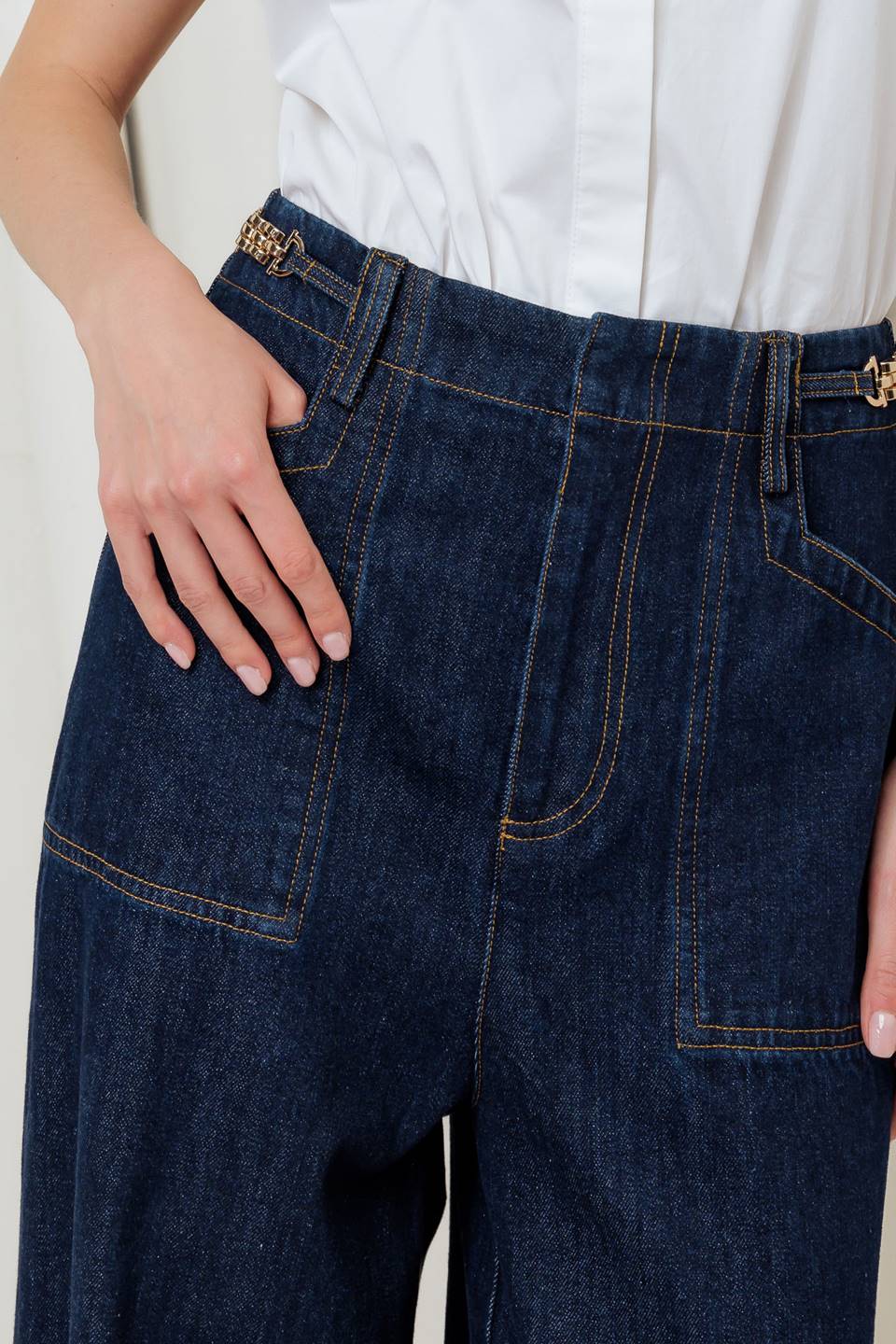 A denim pant featuring front closure, side pocket and wide leg.