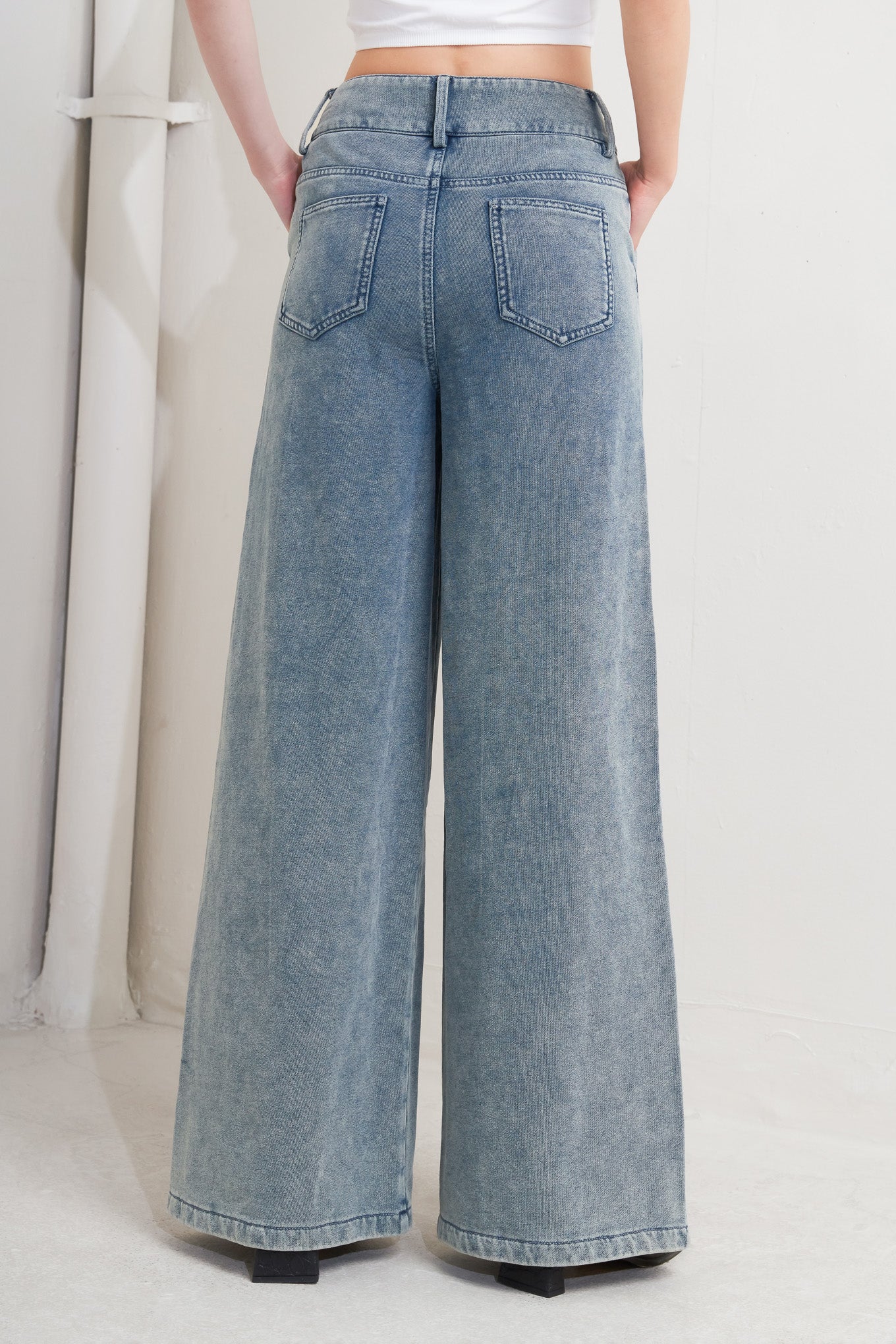 A washed french terry pant featuring front closure and side pockets