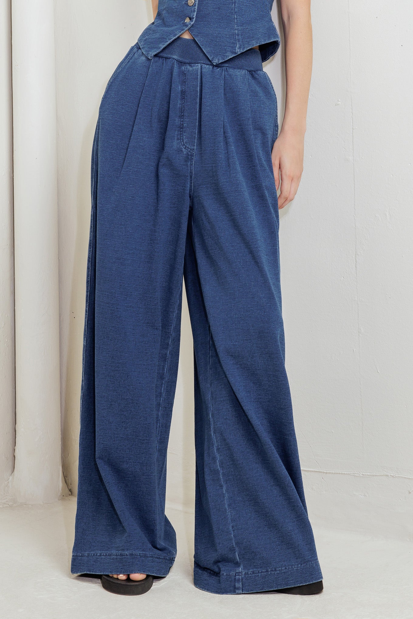 A washed french terry pant featuring ribbed waistband, side pockets and wide leg.