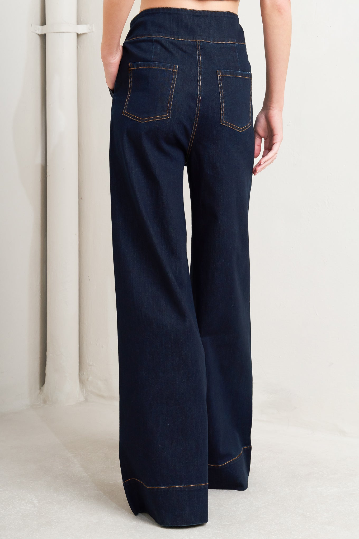 A denim pant featuring front closure, pockets and wide leg. Matching vest FJ1288B
Details:
Self : 66% Cotton 31% Polyester 2% Viscose 1% Spandex
Size & Fit
- Model is 5`8" And Wearing Size Small
- Measurements Taken From Size Small
- Approx. Length: 45" FLYING TOMATO