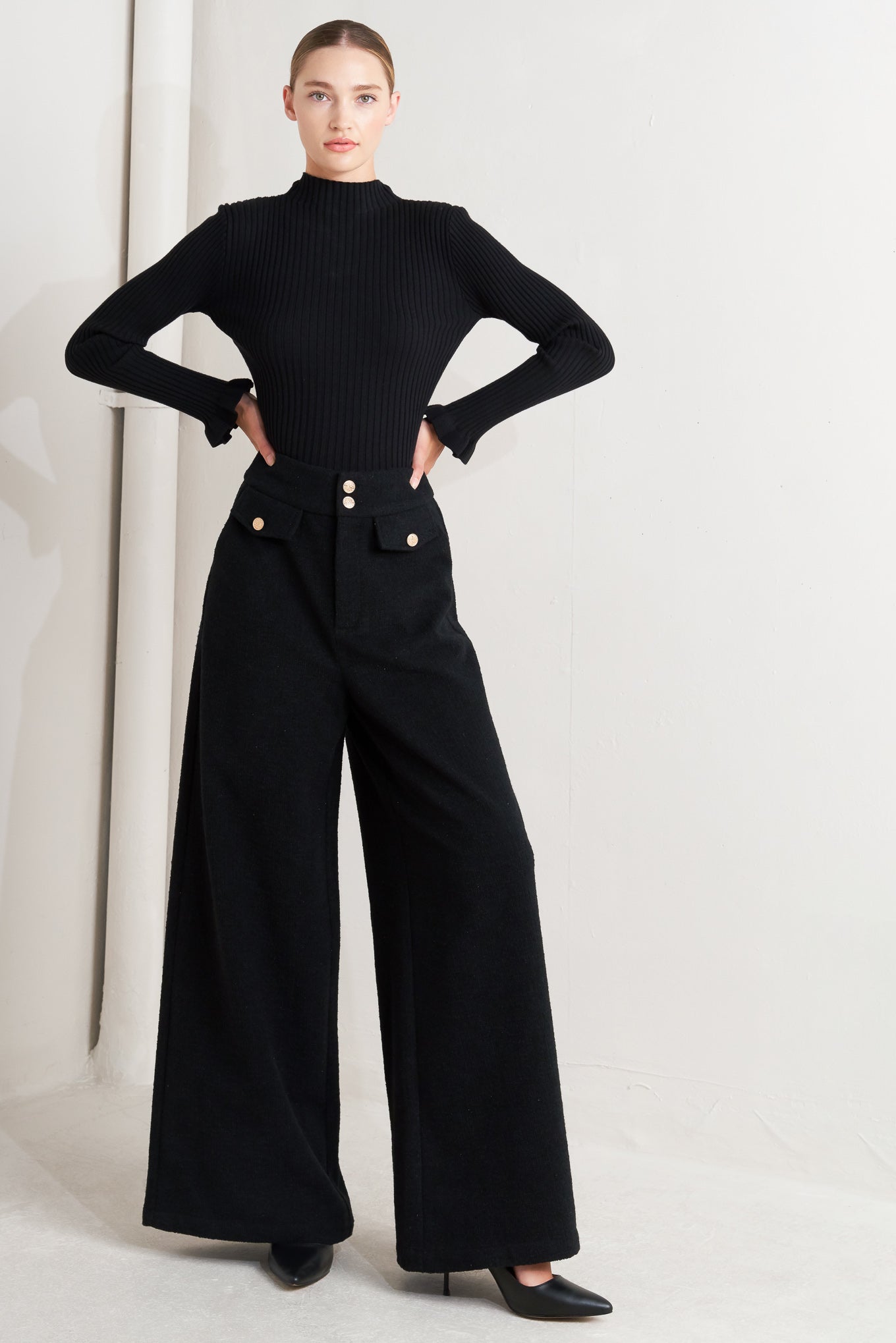A woven pant with front closure and wide leg.